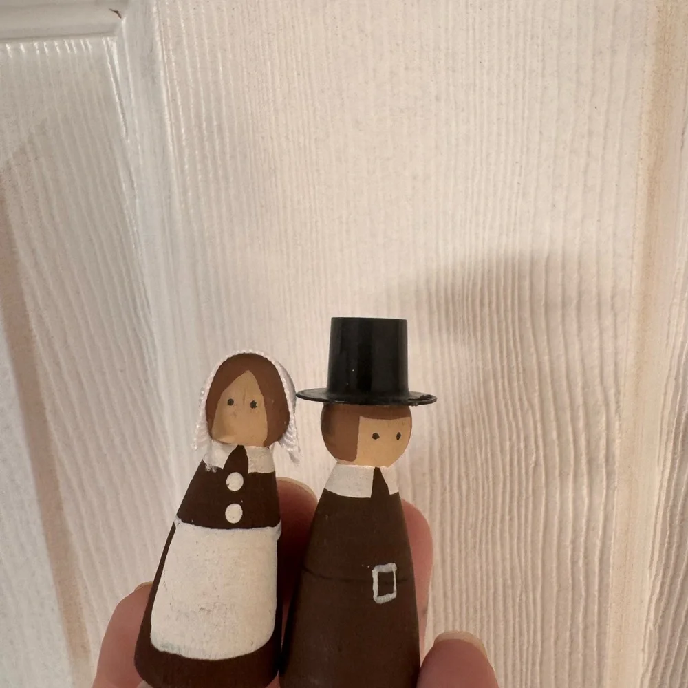 Vintage Hong Kong Wooden Peg Doll Pilgrim Man & Woman Thanksgiving Folk Art Pair